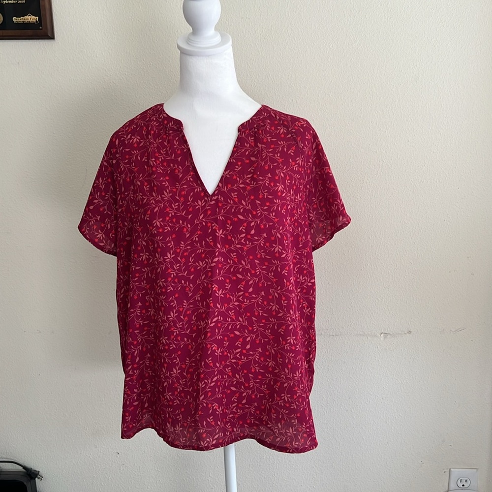Women’s Old Navy M blouse. Wine “red” floral design